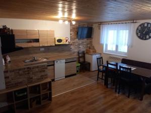 uma cozinha e sala de jantar com mesa e cadeiras em Sklep u Malíků em Drnholec
