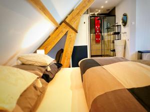 two beds in a room with a attic at B&B de Muldermolen in Schinnen