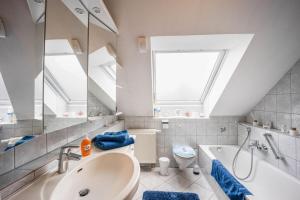 a bathroom with a sink and a tub and a toilet at Ferienwohnung im Grünen, 10 km RV, 30 km Bodensee, Küche Bad Balkon in Mochenwangen