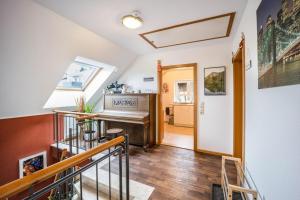 eine Treppe in einem Haus mit Klavier in der Unterkunft Ferienwohnung im Grünen, 10 km RV, 30 km Bodensee, Küche Bad Balkon in Mochenwangen