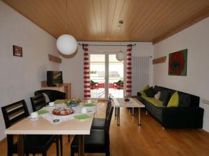 een woonkamer met een tafel en een bank bij Ferienwohnung 8 in Ochsenhausen