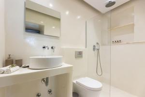 Kúpeľňa v ubytovaní Venghera Naousa Apartment in the heart of Naousa + 37 fotografií