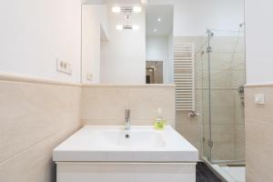 Kúpeľňa v ubytovaní Garys bright and spacious two bedroom flat near Danube