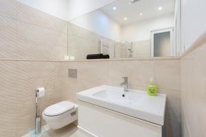 Kúpeľňa v ubytovaní Garys bright and spacious two bedroom flat near Danube