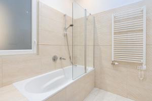 Kúpeľňa v ubytovaní Garys bright and spacious two bedroom flat near Danube
