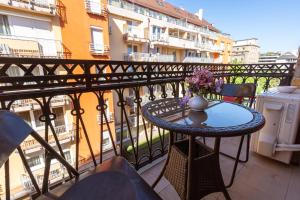 Balkón alebo terasa v ubytovaní Garys bright and spacious two bedroom flat near Danube