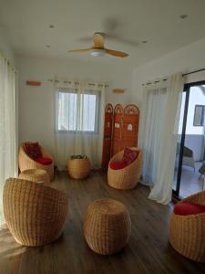um quarto com cadeiras e mesas de vime e um tecto em Beautiful House with private pool in Mauritius em Albion