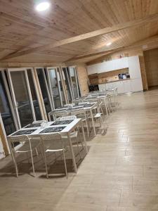 um grupo de mesas e cadeiras numa sala em COMPLEX TURISTIC AVENTURA CAMP em Eşelniţa