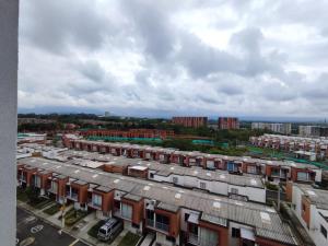 una vista aérea de una ciudad con edificios en Habitación privada con vista a la ciudad, en Pereira