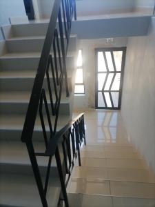 - un escalier dans une maison avec une fenêtre dans l'établissement Goshen Place, à East London