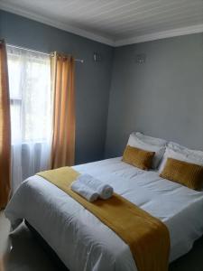 - une chambre avec un lit et 2 serviettes dans l'établissement Goshen Place, à East London