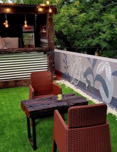 a wooden table and two chairs and a table and chairs at Privilegio Hostel in San Rafael