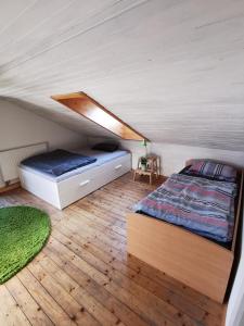 1 dormitorio con 1 cama y suelo de madera en Monteurzimmer am Teisenberg en Neukirchen am Teisenberg