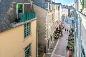 einen Blick über eine Stadtstraße mit Tischen in der Unterkunft Le Sully - Beaucoup de charme à 100m du château in Pau