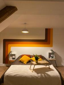 Posteľ alebo postele v izbe v ubytovaní Agréable chambre d'hôte 70s au cœur de l'Alsace