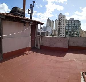 - Balcón de un edificio con vistas a la ciudad en Nada en Buenos Aires