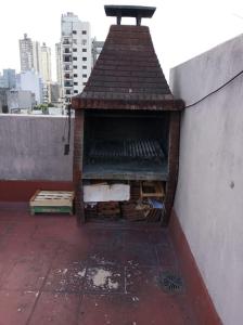 un horno de ladrillo en el lateral de un edificio en Nada en Buenos Aires