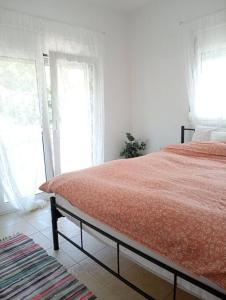Katil atau katil-katil dalam bilik di Sunny mountain view apartment with free parking