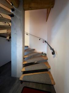 um conjunto de escadas num quarto com um candeeiro em BergNest Ferienhäuser "Haus mit Herz" em Arnoldshammer