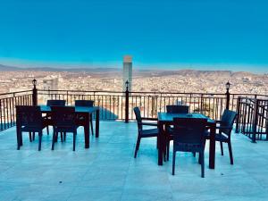 un grupo de mesas y sillas en un balcón en LUXURY APARTMENT IN OLD TBILISI WITH TERRACe, en Tiflis