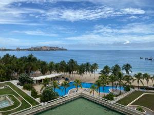 - une vue sur la plage et l'océan depuis un complexe dans l'établissement Bahia Dorada 1 habitación, à Pampatar