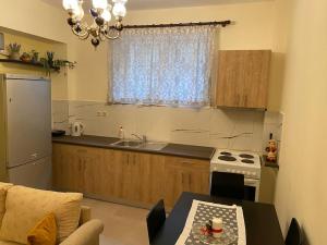 kuchnia ze stołem, kuchenką i oknem w obiekcie DS Apartment (semi-basement) w Atenach