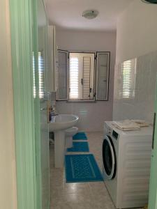 LimpidduにあるBito Houseのバスルーム(洗濯機、シンク付)
