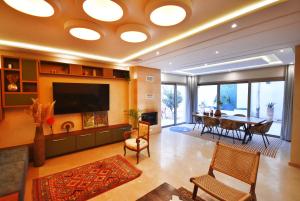 Villa Délice في مراكش: غرفة معيشة مع طاولة وغرفة طعام