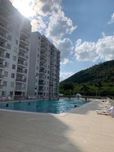 une grande piscine en face d'un bâtiment dans l'établissement Apartamento vacacional en Girardot Cundinamarca - AQUALINA ORANGE piso 3 vista a la piscina, à Bogotá