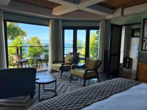 een slaapkamer met een bed en uitzicht op de oceaan bij PUNTA GABRIELA in Dominical