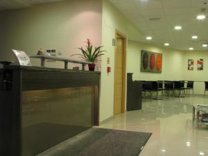 Reštaurácia alebo iné gastronomické zariadenie v ubytovaní Hotel Elizalde