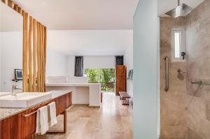 y baño con lavabo y ducha. en The Explorean Cozumel All Inclusive, en Cozumel