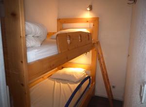 リュス・サン・ソヴァールにあるPré de Baresの二段ベッド2組が備わる客室です。