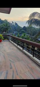 einen Balkon mit Blick auf den Dschungel in der Unterkunft Mango Villa in Guwahati