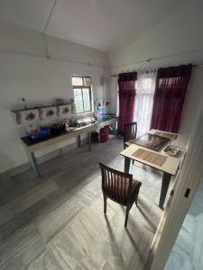ein Wohnzimmer mit einem Tisch und Stühlen im Zimmer in der Unterkunft Mango Villa in Guwahati