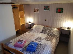 um quarto com uma cama com dois sacos em Chambre d'Hôtes le Gachignard em Courlay