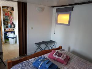 ein Schlafzimmer mit einem Bett mit zwei Kissen darauf in der Unterkunft Chambre d'Hôtes le Gachignard in Courlay