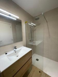 a bathroom with a sink and a shower at APCOSTAS - Marino Las Fuentes Superior in Alcossebre