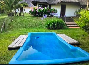 una piscina en el patio de una casa en CASA MARÍTIMA EN PORTEZUELO, MALDONADO, URUGUAY, en Punta del Este