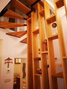 um quarto com prateleiras de madeira num quarto em Bologna Boutique Home em Bolonha