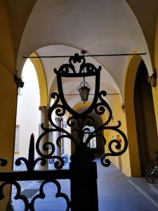 um portão de ferro preto com uma lâmpada no corredor em Bologna Boutique Home em Bolonha