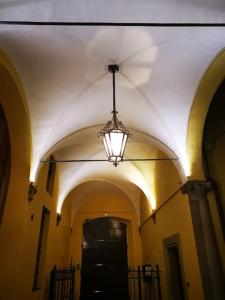 um corredor com uma luz pendurada no tecto em Bologna Boutique Home em Bolonha