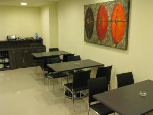 Pokój ze stołami i krzesłami oraz obrazem na ścianie w obiekcie Hotel Elizalde w mieście Oiartzun