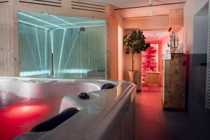 baño con bañera y ventana grande en Il Castelluccio Country Resort Restaurant & SPA, en Barberino di Mugello