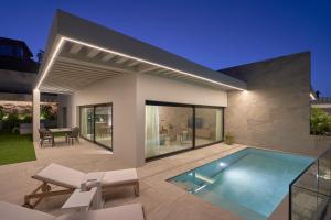 una piscina en el patio trasero de una casa en Salobre Oasis Suites, en Salobre