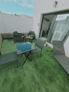 Patio lub wspólna przestrzeń na świeżym powietrzu w obiekcie logement indépendant avec terrasse "Les Mésanges"