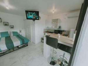 Pokój szpitalny z łóżkiem i telewizorem na ścianie w obiekcie logement indépendant avec terrasse "Les Mésanges" w mieście Juvignac