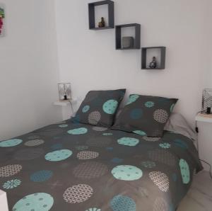 Łóżko lub łóżka w pokoju w obiekcie logement indépendant avec terrasse "Les Mésanges"