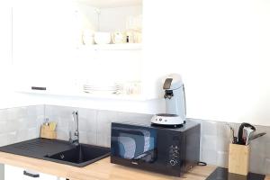 Kuchnia lub aneks kuchenny w obiekcie logement indépendant avec terrasse "Les Mésanges"