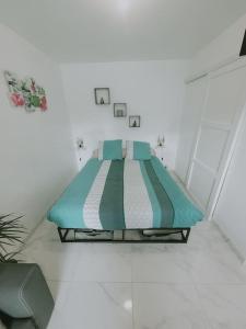Łóżko lub łóżka w pokoju w obiekcie logement indépendant avec terrasse "Les Mésanges"